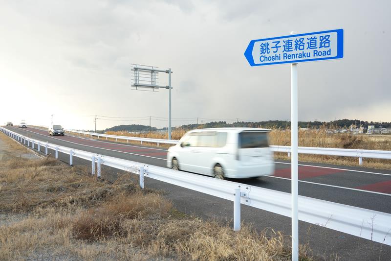 銚子連絡道路の匝瑳IC付近。周辺に消防庁舎移転や産業用地整備が計画される=匝瑳市八日市場イ