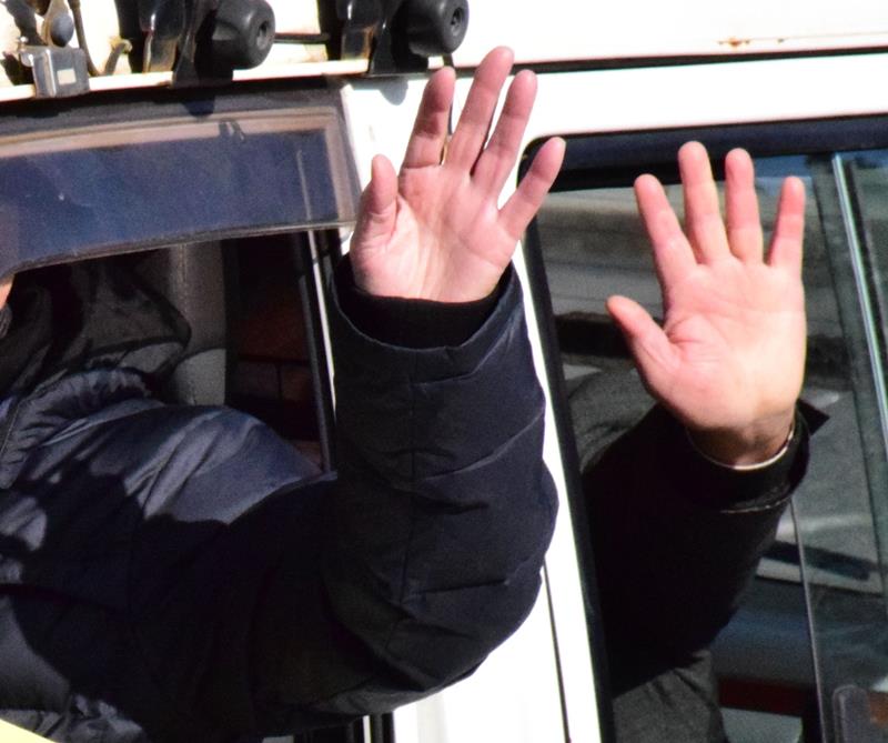 選挙カーに乗り込み手を振る候補者（左）＝２７日、茂原市