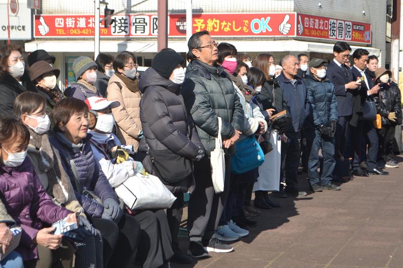 候補者の演説に耳を傾ける有権者ら＝２７日、四街道市