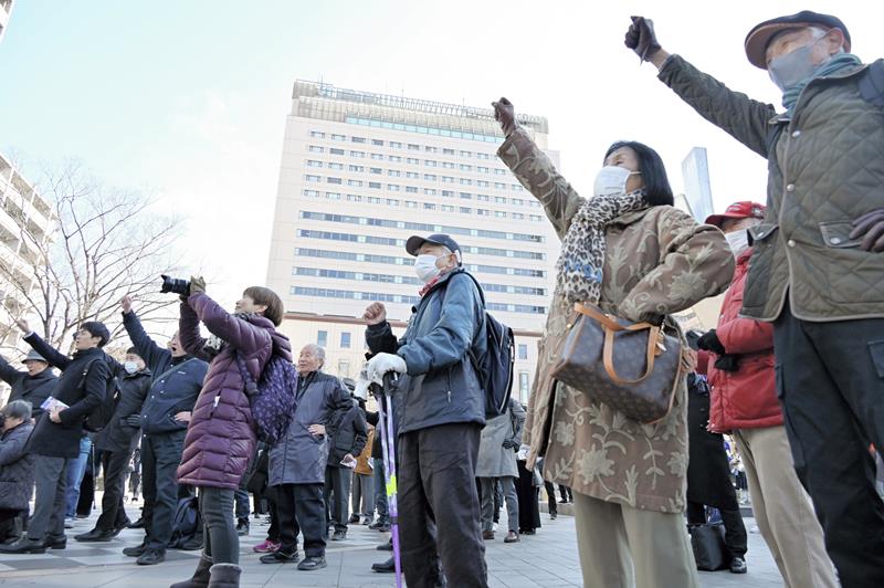 「頑張ろう」と候補者を応援する人たち＝２７日、千葉市中央区