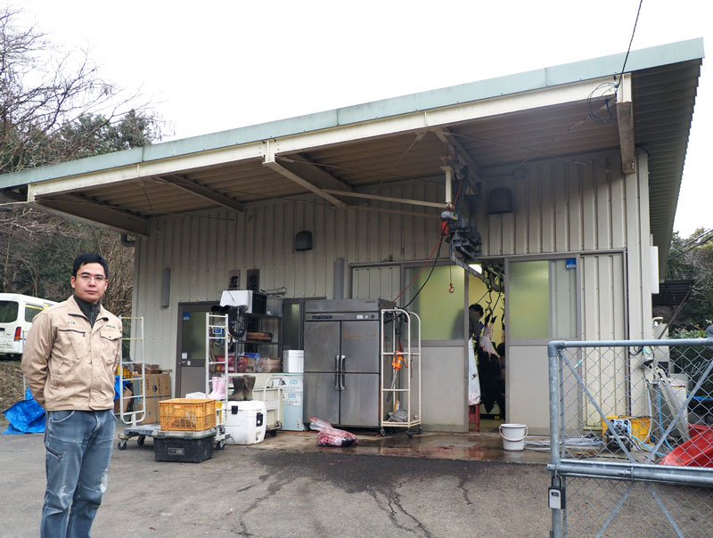 「房総いのかジビエセンター」の前に立つ堂野前さん