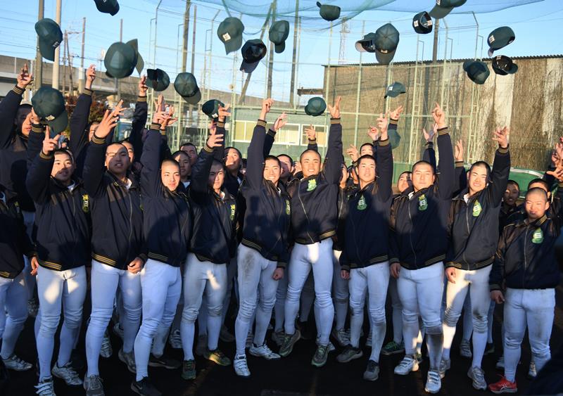 選抜高校野球大会への出場が決まり、帽子を投げて喜ぶ専大松戸の選手たち＝松戸市