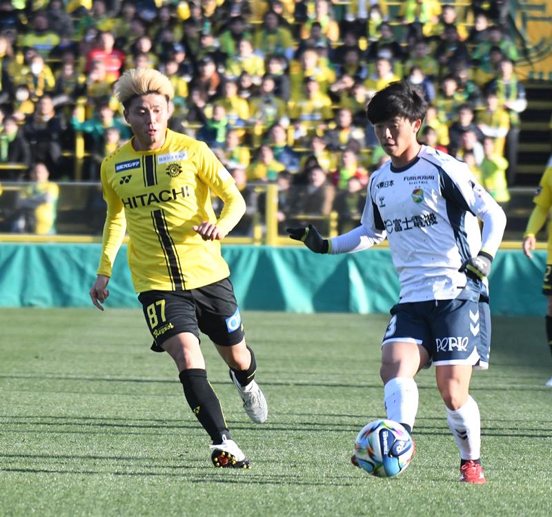 後半、競り合う柏・山内