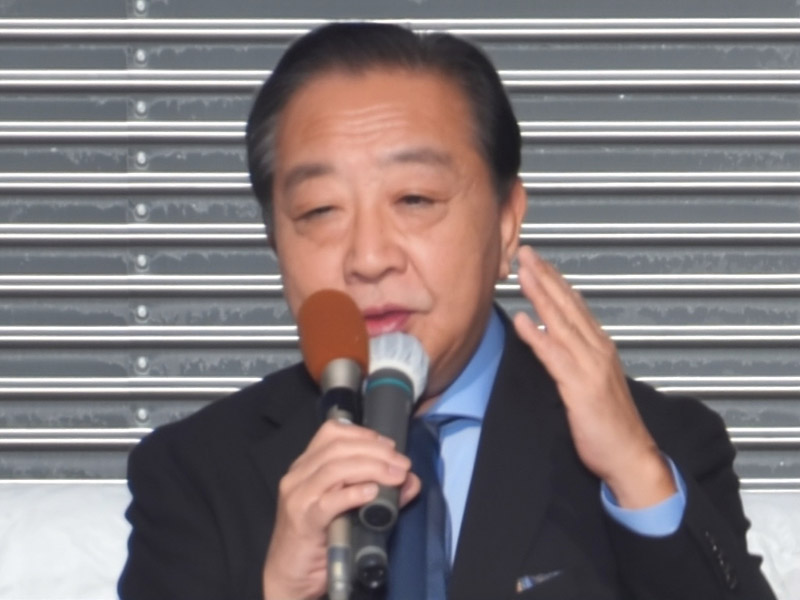 演説する中道改革連合の野田佳彦共同代表＝４日、市原市の五井駅西口