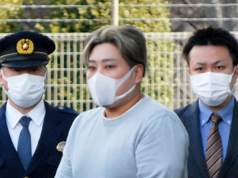 送検のため千葉南署を出る仲野容疑者（中央）＝１２日午前９時ごろ、千葉市緑区