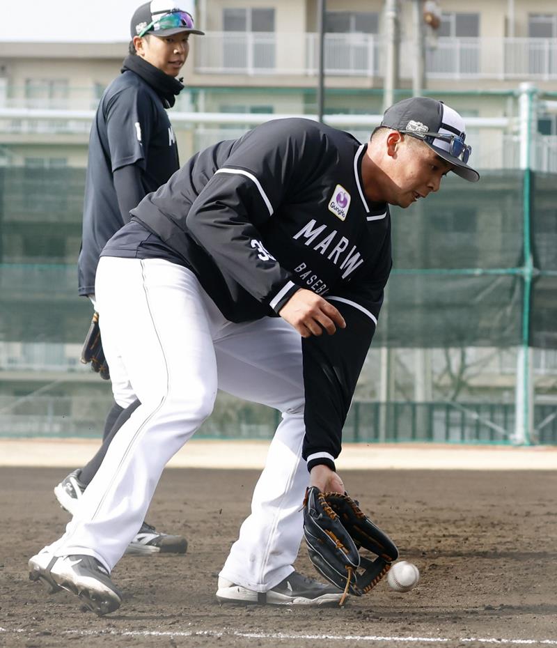 三塁の守備位置でノックを受ける千葉ロッテ・井上＝都城（共同）