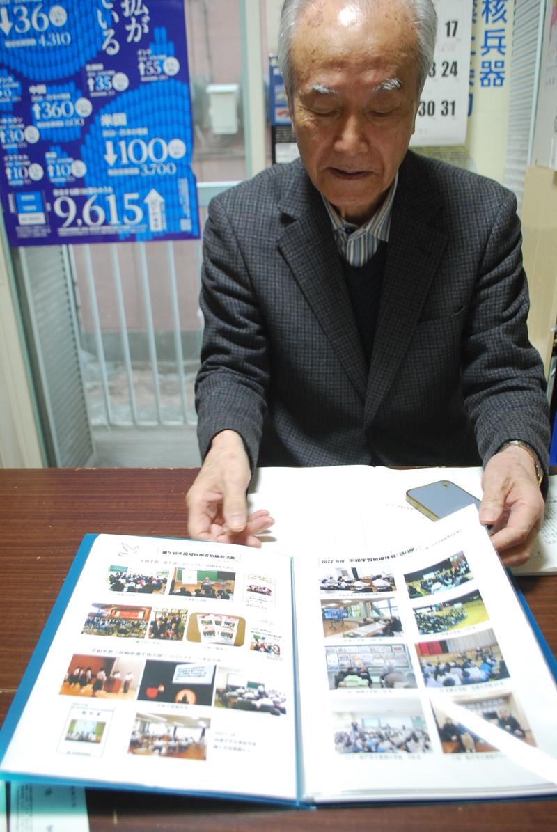 自身の反戦・反核の活動を説明する荒木さん＝１月３０日、千葉市稲毛区