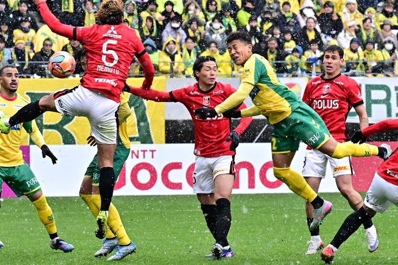 千葉―浦和　後半、ＣＫからヘディングシュートを放つ千葉・イサカ（右から２人目）＝フクアリ