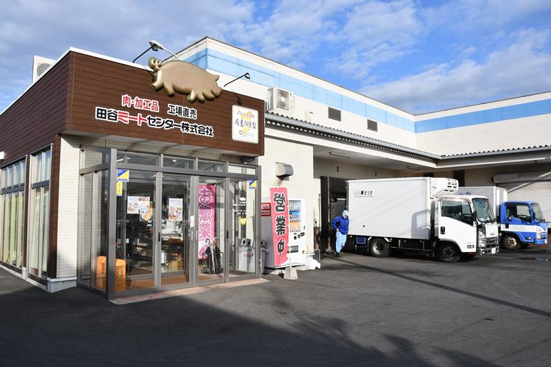 工場に併設する直売所では新鮮な豚肉や揚げたての総菜が販売され、多くの客が訪れる