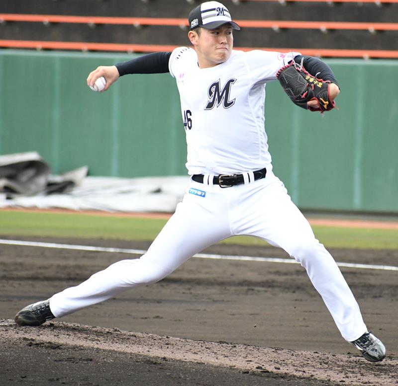 実戦形式の練習で力投する千葉ロッテ・冨士＝１１日、都城