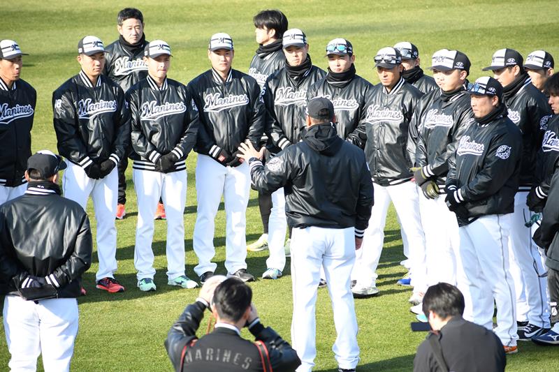 １日の練習前に指導陣の話を聞く千葉ロッテの選手ら