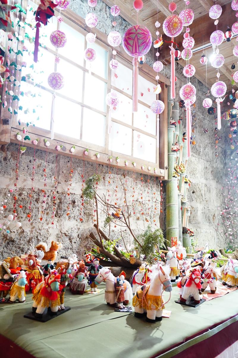 住民グループ「手づくり屋」が、手作りの馬やまりを工夫を凝らして飾っている「手づくりの蔵」