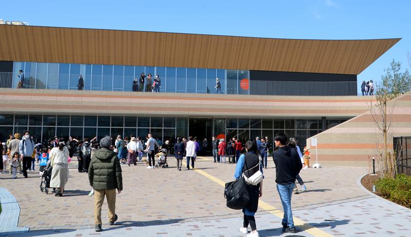 きょうのオープンを前に新しい施設を一目見ようと多くの地域住民らが訪れた