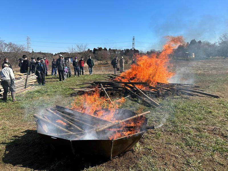 竹を使ったバイオ炭作りの様子（佐倉市提供）