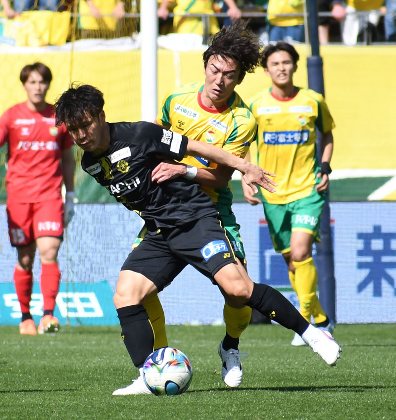 千葉―柏　前半、競り合う柏・小西（手前）と千葉・石川＝７日、千葉市中央区のフクダ電子アリーナ