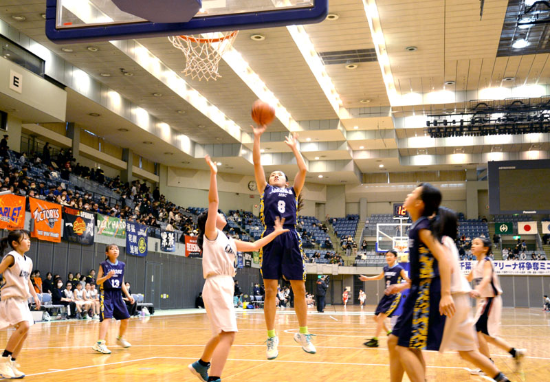 ゴール下でシュートを放つ選手=7日、千葉ポートアリーナ