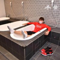 アイシングの様子を解説する身長１９６センチの赤穂