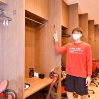 自身の背番号６が記されたロッカーでポーズを取る赤穂。高身長の選手に配慮し、天井高は３メートル１５センチと広々