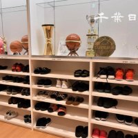 入口にはこれまで獲得したトロフィーなどが飾られている