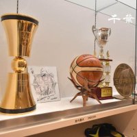 入口すぐにはこれまでの功績がきらびやかに輝く