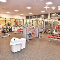 豊富な器具が並ぶトレーニングルーム