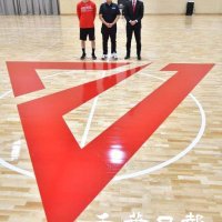 「Ｃ」と「Ｊ」でかたどった新しいロゴマークとともに記念撮影に応じる（右から）千葉の田村征也社長、小久保製氷冷蔵の小久保龍平社長、千葉の西村文男選手