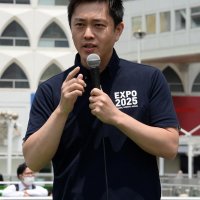 演説する日本維新の会の吉村副代表＝５日、ＪＲ柏駅前