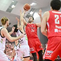 千葉Ｊ―北海道　１クオーター、ゴール前で競り合う千葉Ｊのムーニー＝船橋アリーナ