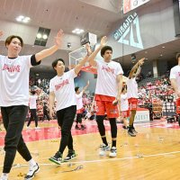 千葉Ｊ―富樫　優勝セレモニーを終えブースターに挨拶をする千葉Ｊの選手＝船橋アリーナ