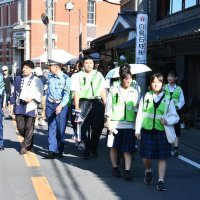 佐原の大祭夏祭りの会場を合同パトロールする参加者ら＝１０日、香取市

