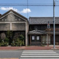旧中村熊次郎商店の店舗兼主屋と戌亥（いぬい）倉庫（栄山慶二さん撮影）