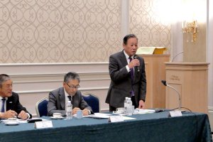 評議委員会であいさつする池田会長（右）＝千葉市中央区