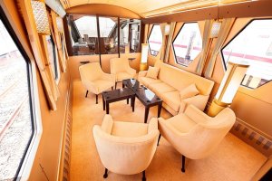 東武鉄道の特急「スペーシアＸ」の車内＝東武百貨店船橋店提供
