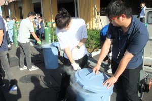 殺処分の手順を確認する研修会参加者＝９月２５日、匝瑳市の県東部家畜保健衛生所
