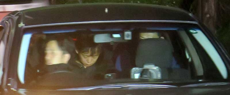 監禁容疑で逮捕後、市川署に護送されてきた容疑者の男(中央)=17日午後11時56分、市川市