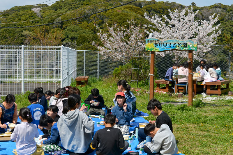 サプライズでお花見給食を楽しんだ豊浜小の児童ら=7日、勝浦市